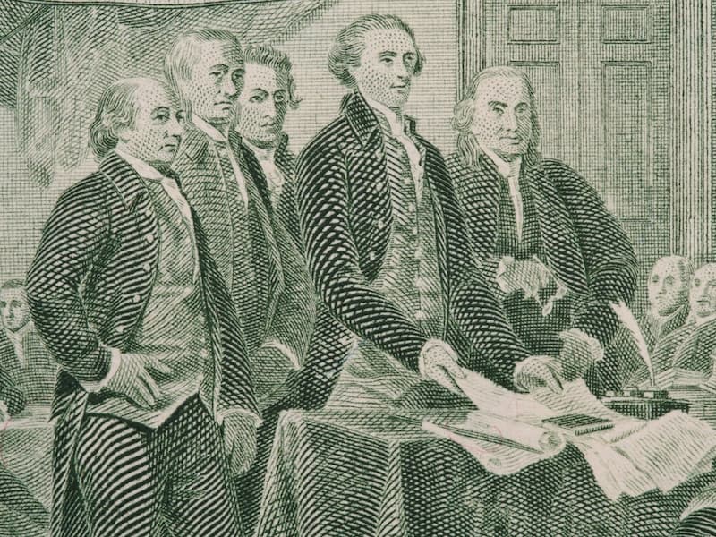 80 ist im Jahr 2023 anders als im Jahr 1776 - aber auch damals führte ein ergrauter Franklin an der Seite eines jungen Hamilton